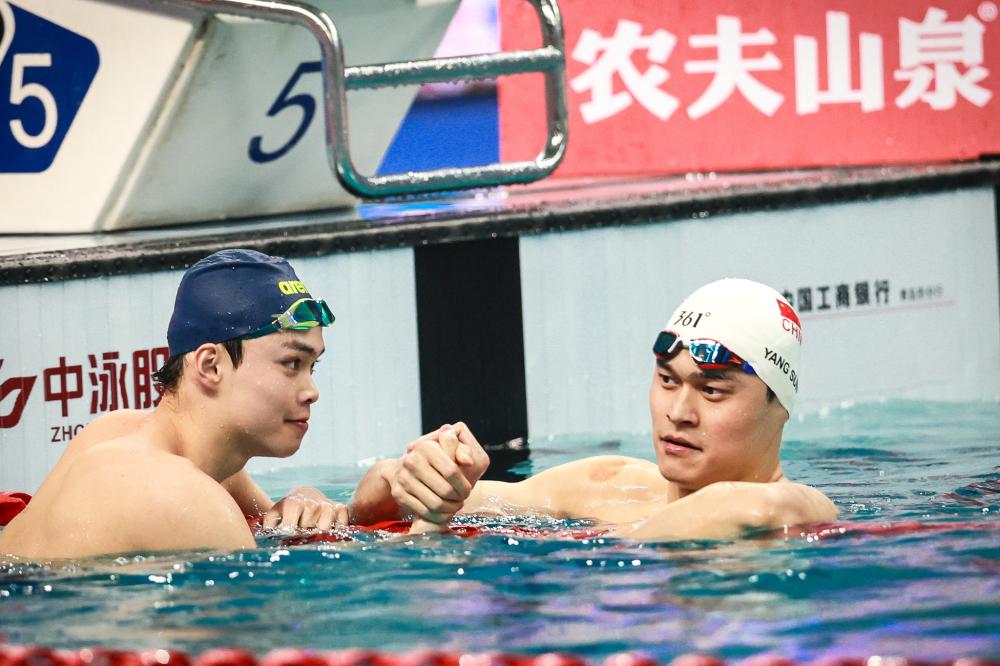 他在与俱乐